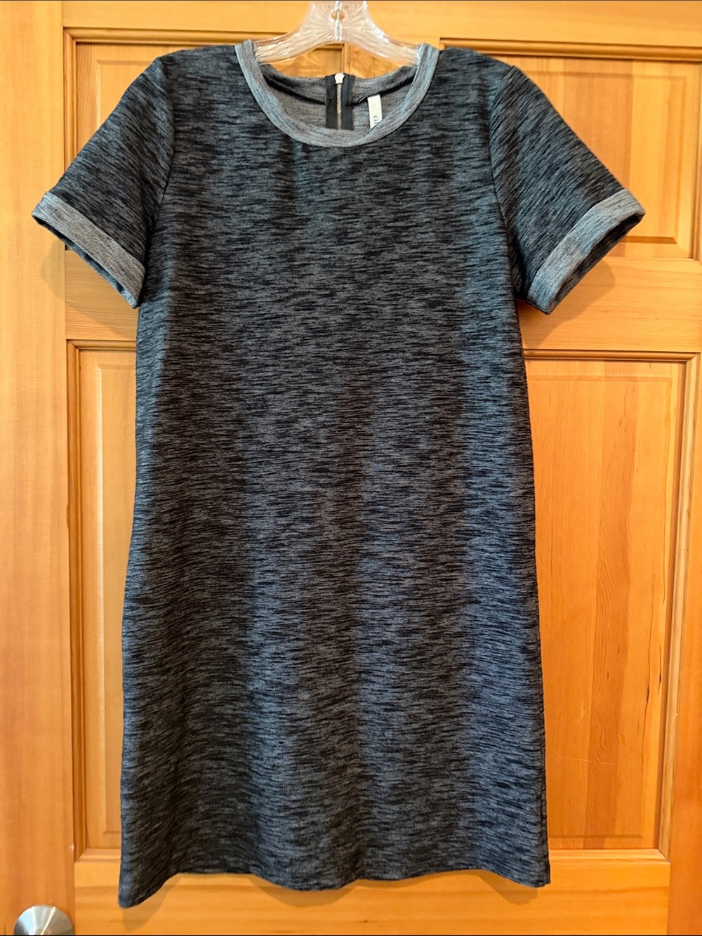 Gilli Heathered Black and Gray Short Sleeve Shift Dress